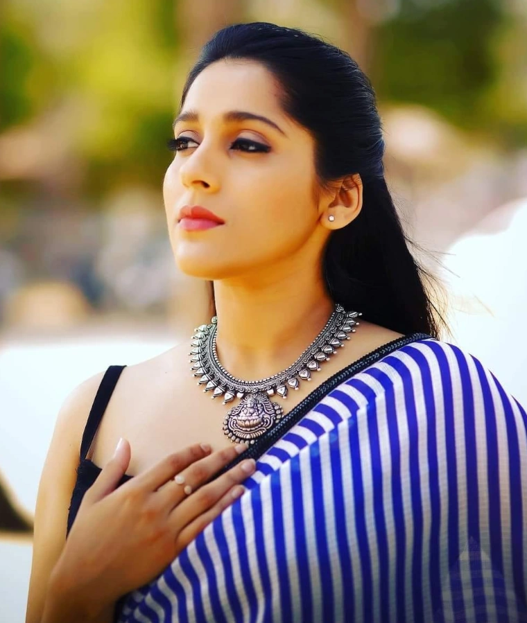 Rashmi Gautam is also very fond of imitation jewellery and shoes