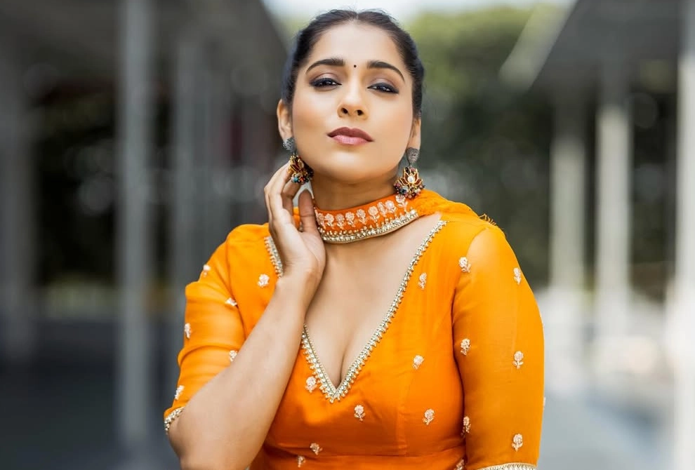 Rashmi Gautam looking beautiful in Salwar Kameez