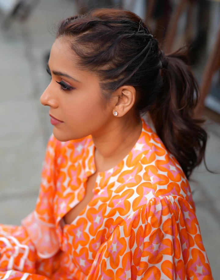 Rashmi Gautam's Cutest Cleavage Shown Ever