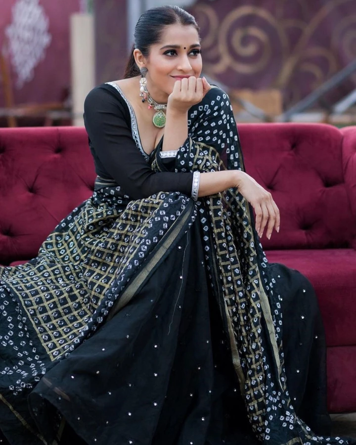 Rashmi Gautam's Gorgeous Cleavage