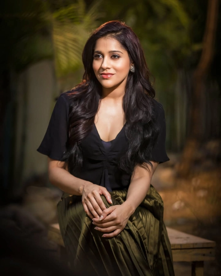 Rashmi Gautam's Hot Cleavage