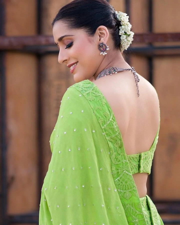 Rashmi Gautam's beautiful back