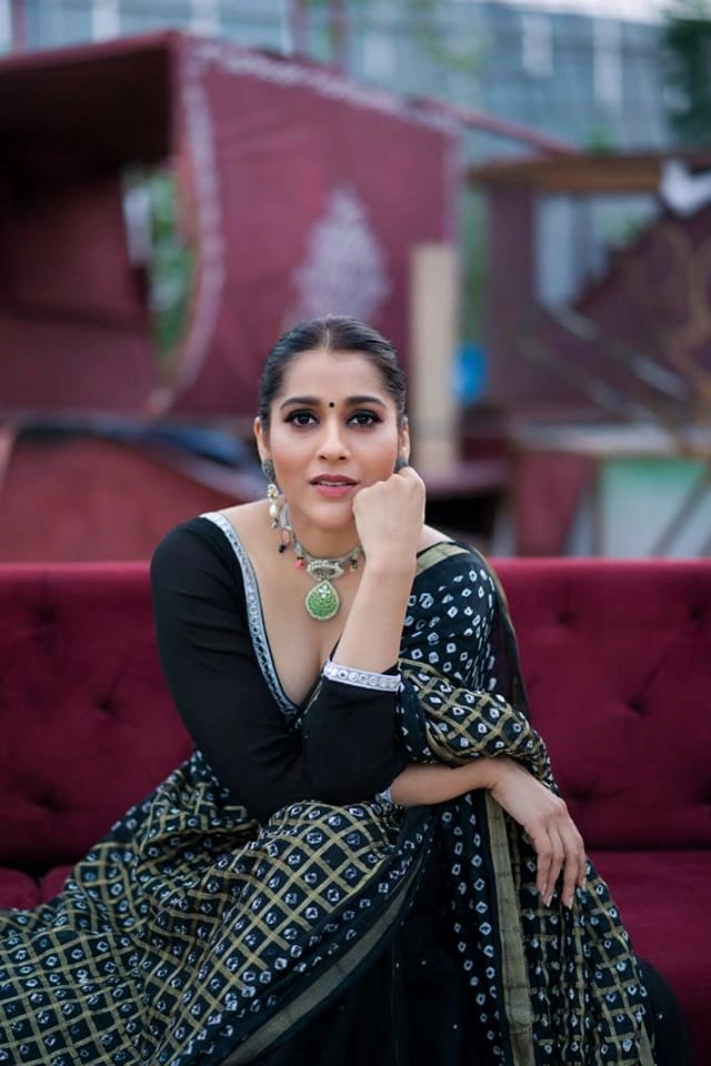Rashmi Gautam's low-cut Garment