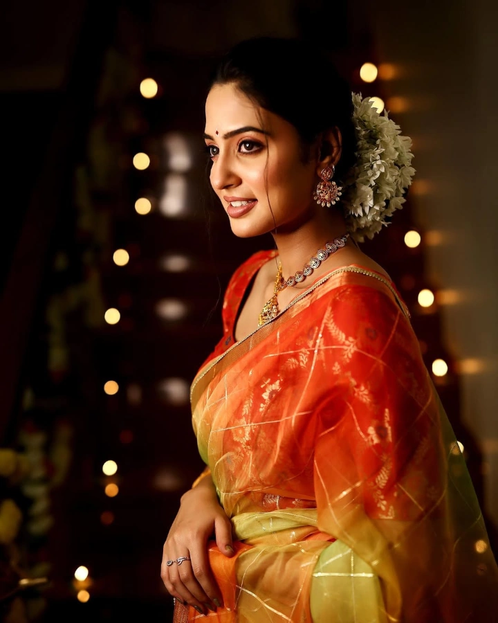Vidula Chougule in an Extremely Lovely Marathi Look