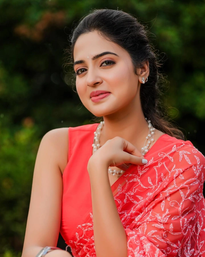 Vidula Chougule is fluent in Marathi, Hindi & English languages