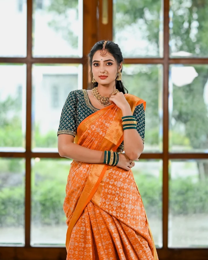 Vidula Chougule looking Cute in Saree