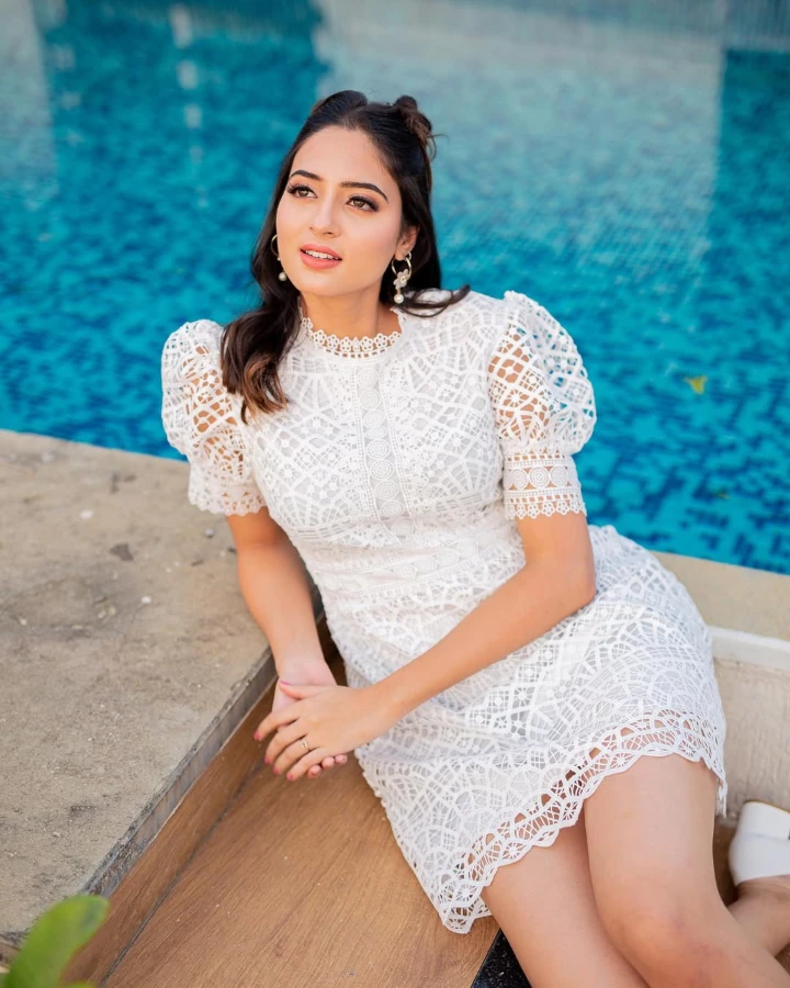 Vidula Chougule showing off her Beautiful Thighs