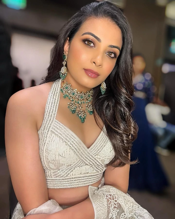 Kavya Shetty has beautiful Brown eyes