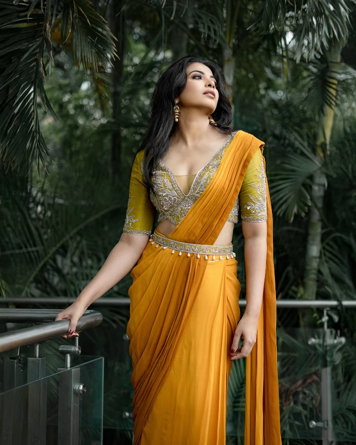Kavya Shetty showing her beautiful Cleavage