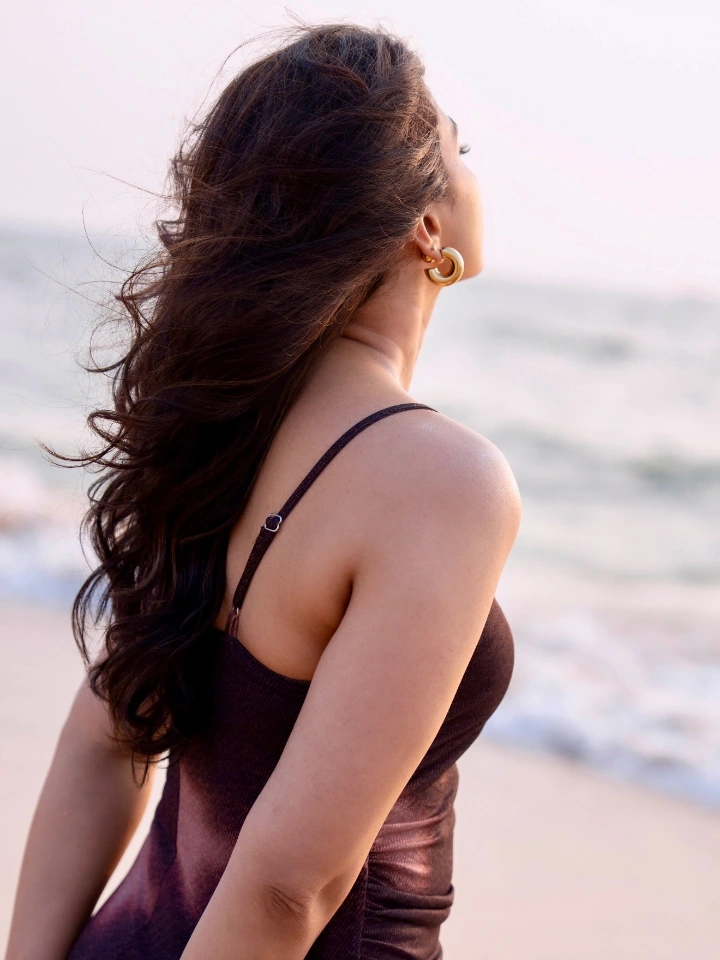 Kavya Shetty's Beautiful Back Image