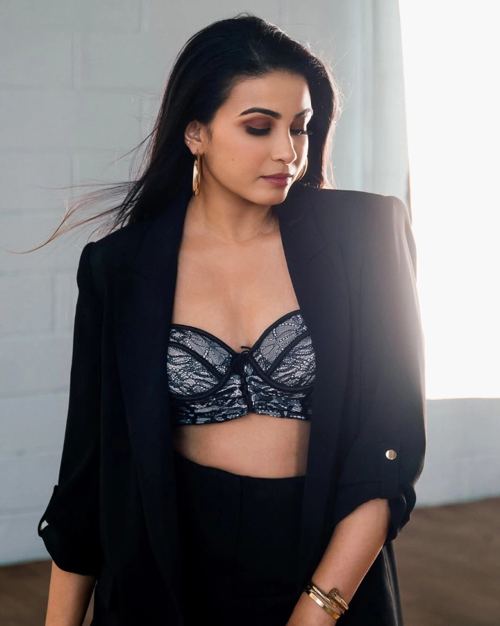 Kavya Shetty's Cutest Cleavage Ever