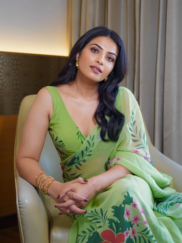 Kavya Shetty's Gorgeous Cleavage