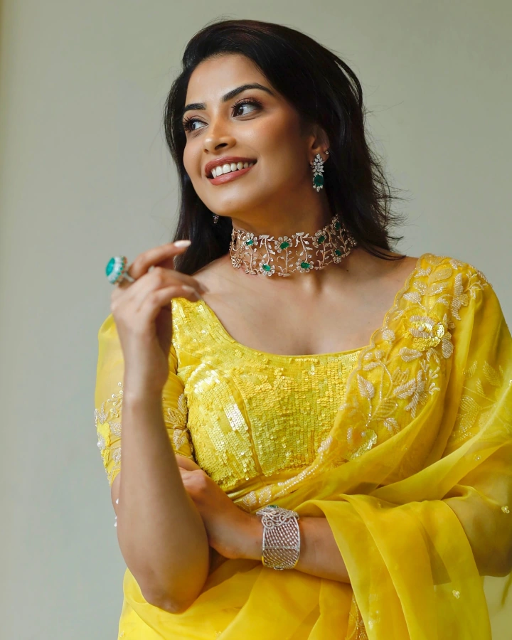 Kavya Shetty's Hot Cleavage