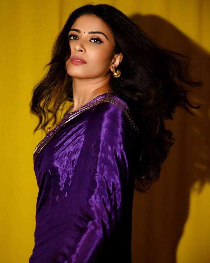 Kavya Shetty's Hot Looks in Indian Attire
