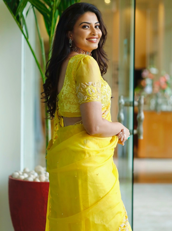 Kavya Shetty's Lovely Back