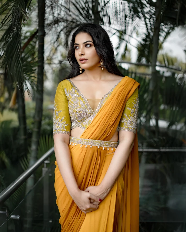 Kavya Shetty's Peaty Cleavage