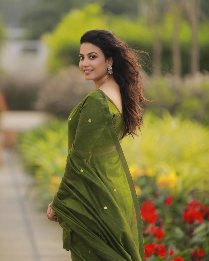 Kavya Shetty's beautiful back