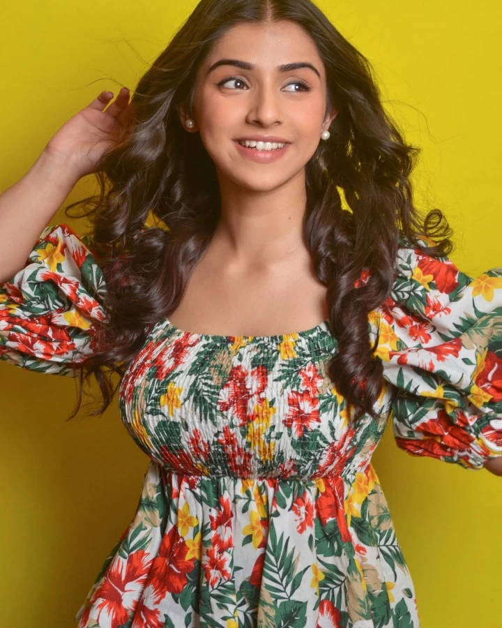 Navya Tiwari is fluent in Hindi & English languages