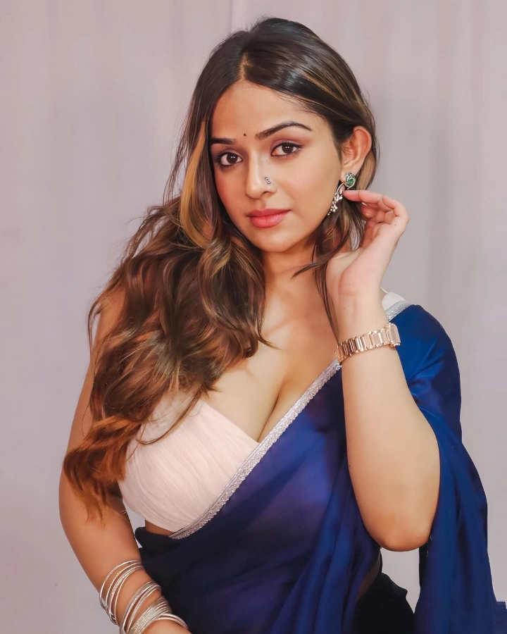 Navya Tiwari looking Cute in Saree
