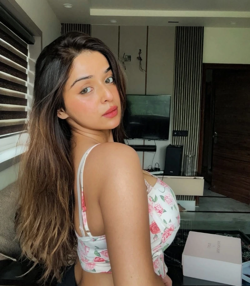 Navya Tiwari's Beautiful Back Image