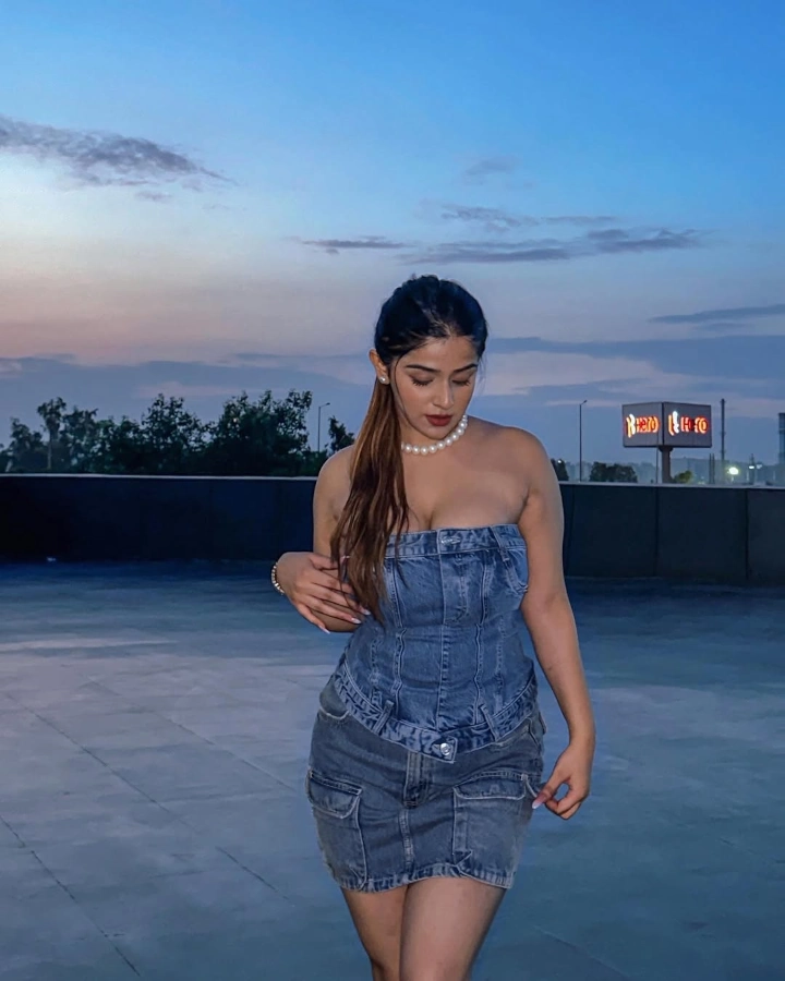 Navya Tiwari's Beautiful Thighs