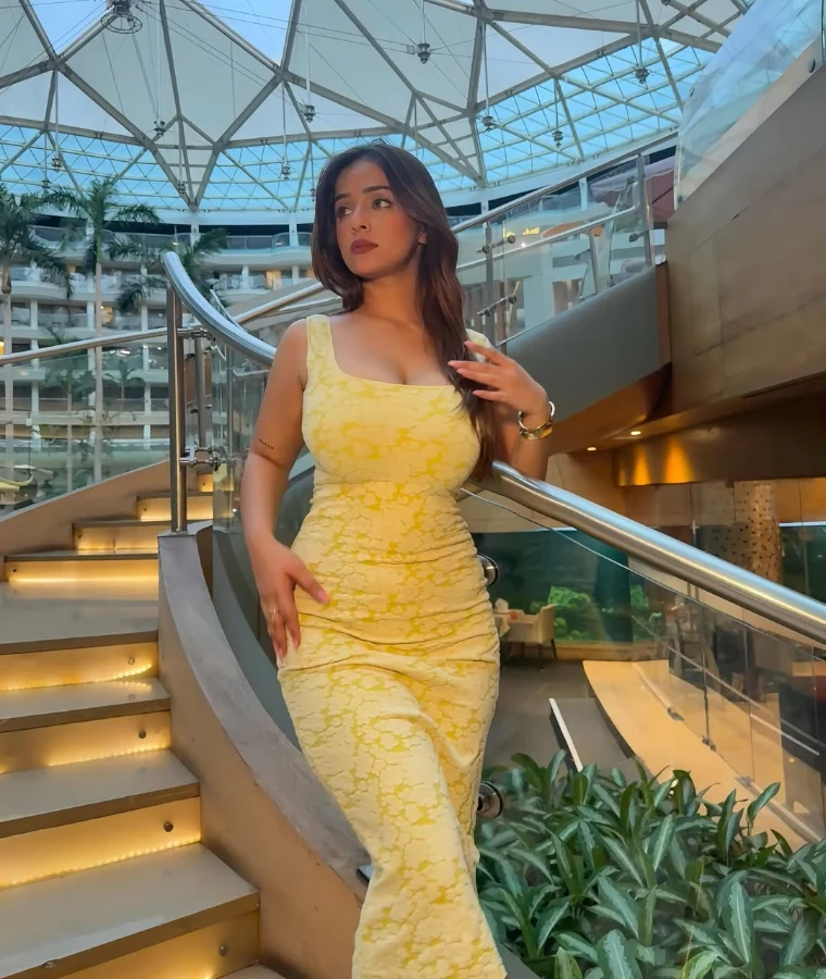 Navya Tiwari's Curvy Body