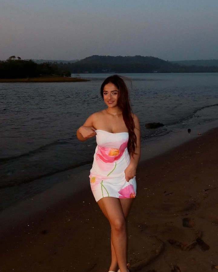 Navya Tiwari's Gorgeous Legs & Thighs