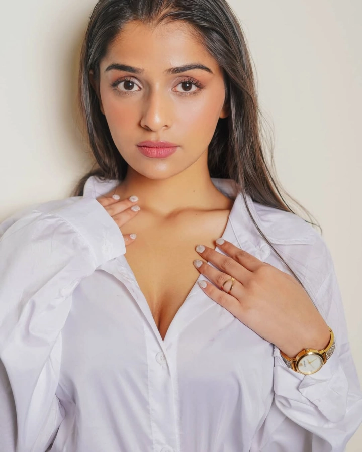 Navya Tiwari's Gorgeous Looks