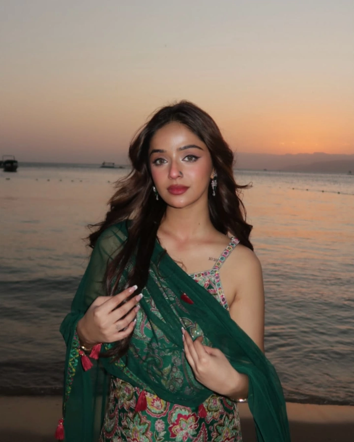 Navya Tiwari's Looks