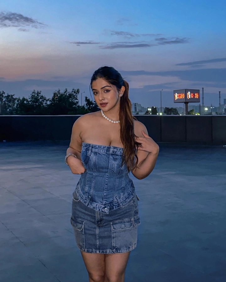 Navya Tiwari's Thighs