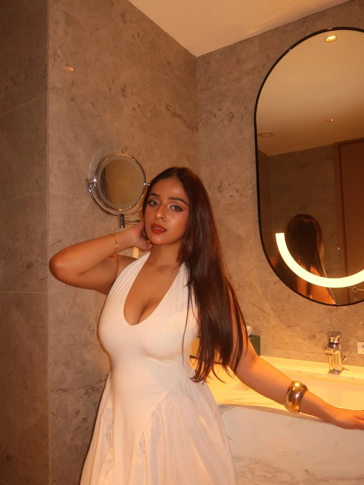 Navya Tiwari's low-cut Garment