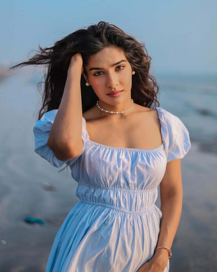 Neha Khan Currently Lives in Mumbai, Maharashtra, India