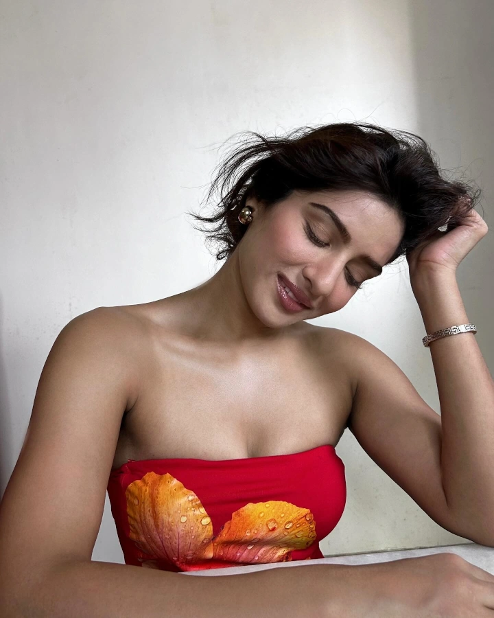Neha Khan in Bad Girl