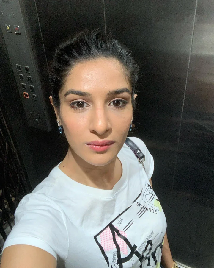 Neha Khan is fluent in Marathi, Hindi & English languages