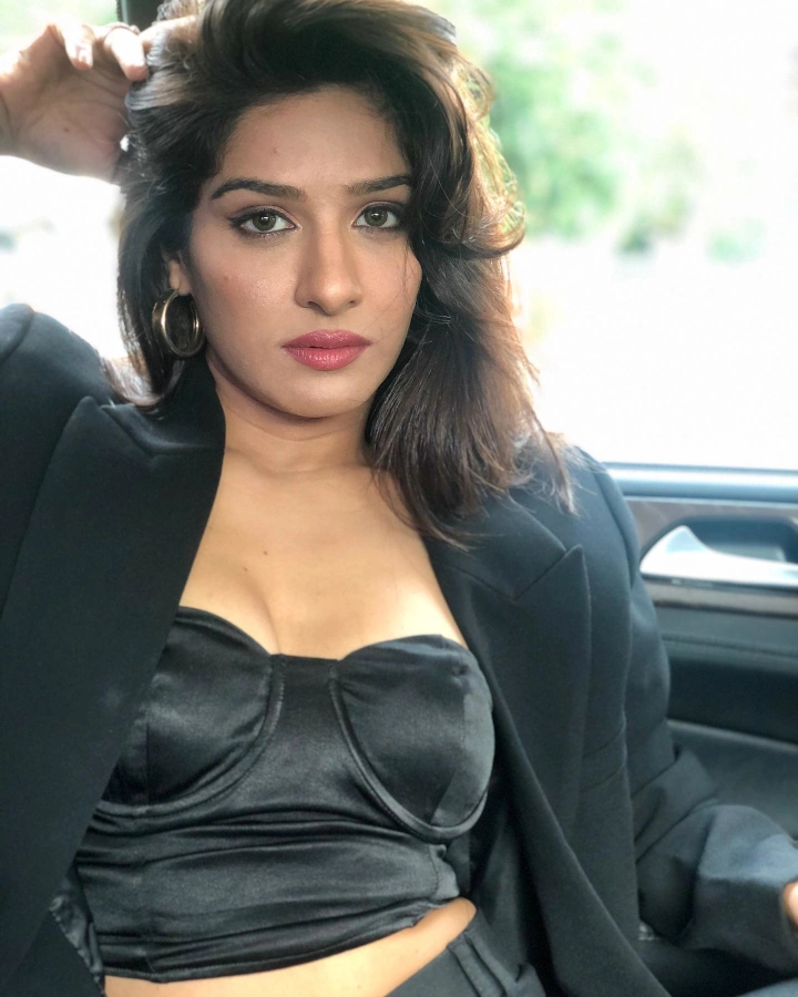 Neha Khan's Cute Pose for Image