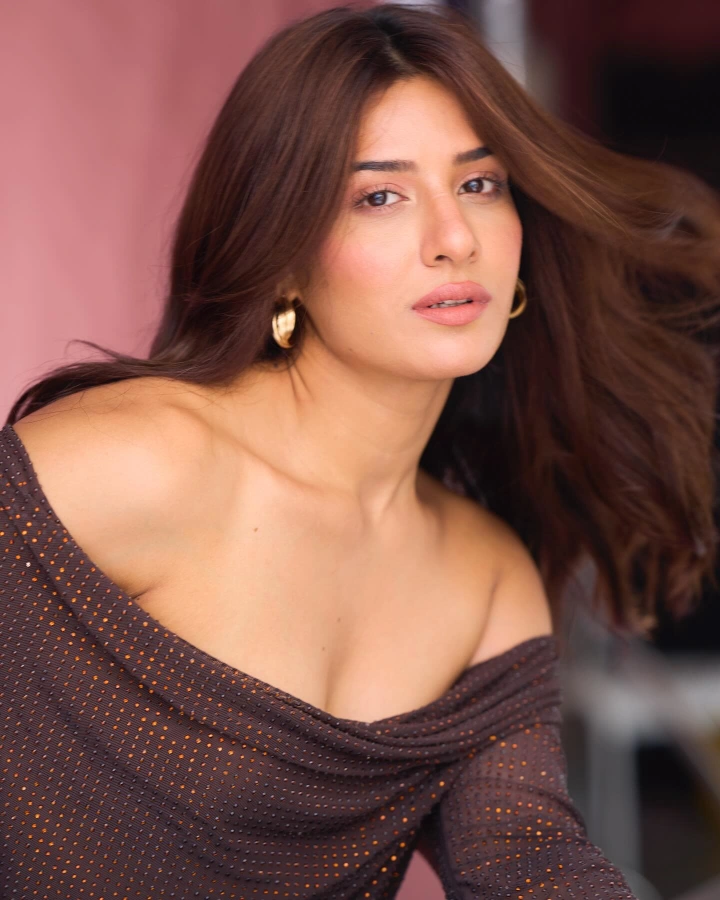 Neha Khan's Cutest Cleavage Shown Ever