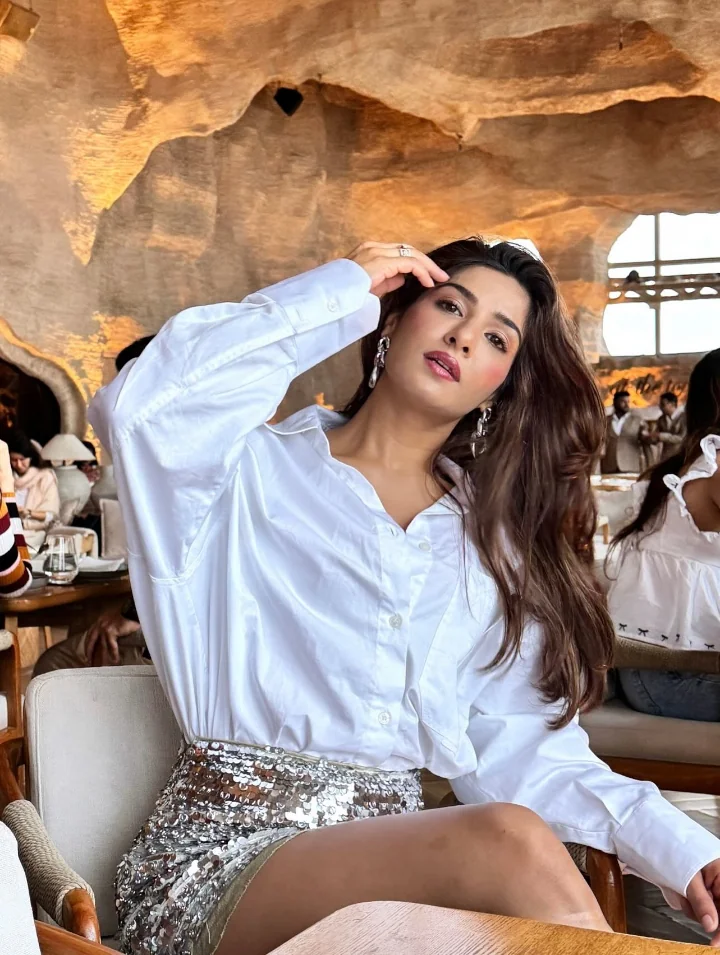 Neha Khan's Gorgeous Legs & Thighs