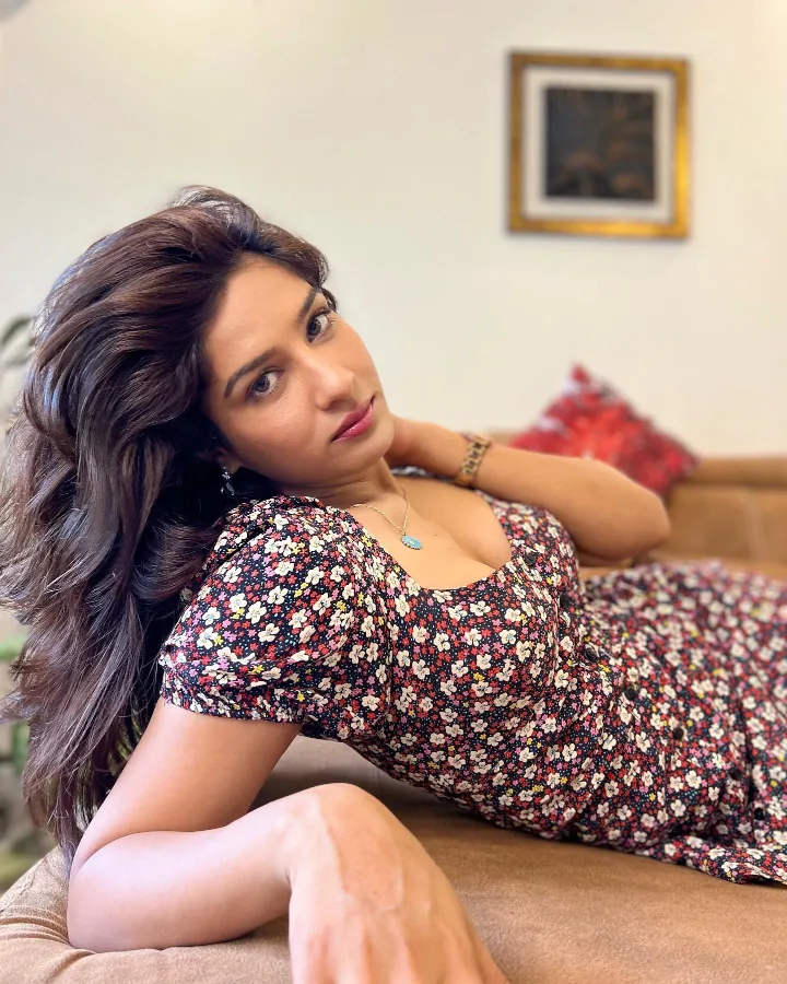 Neha Khan's Long Hair