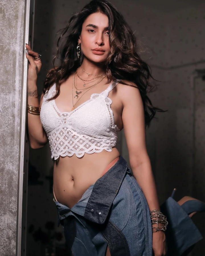 Pavitra Punia Navel