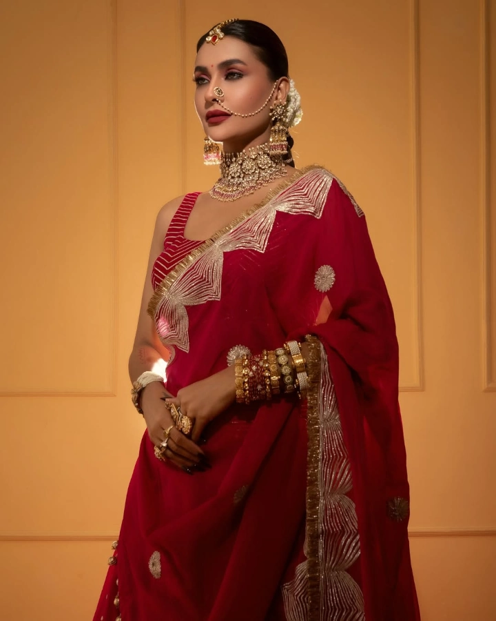 Pavitra Punia looking Cute in Saree