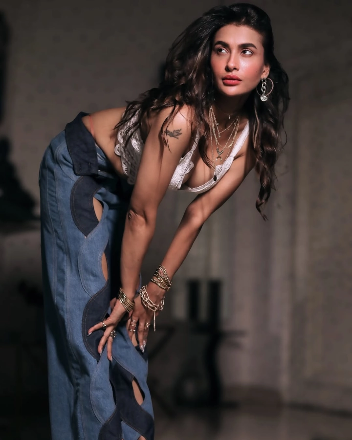 Pavitra Punia showing her Cleavage