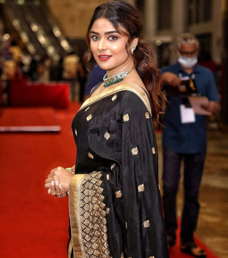 Priyanka Sharma in Beautiful Black Saree