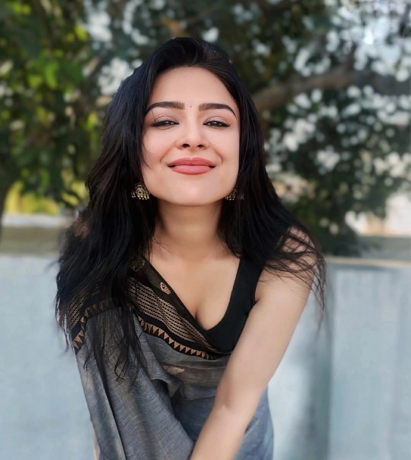 Priyanka Sharma in Hot Saree Image