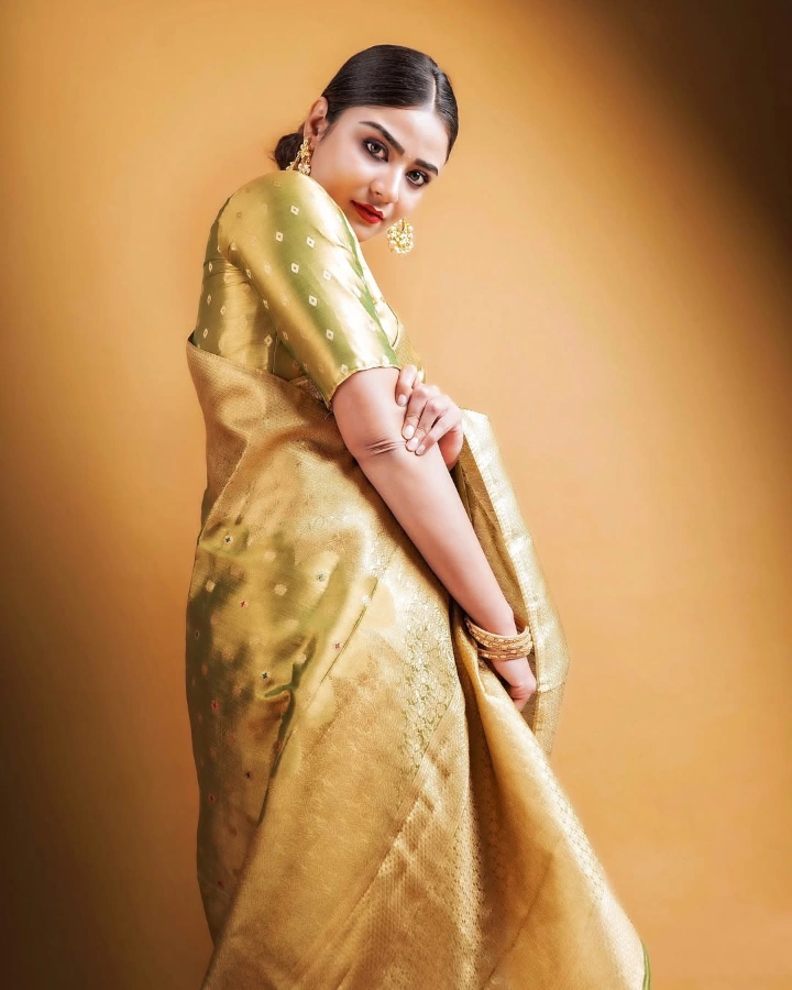 Priyanka Sharma in a Hot Indian Traditional Dress Ever