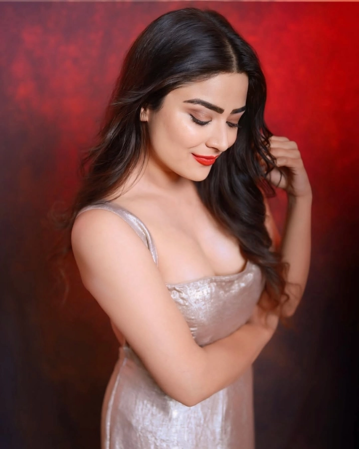 Priyanka Sharma showing her Cleavage