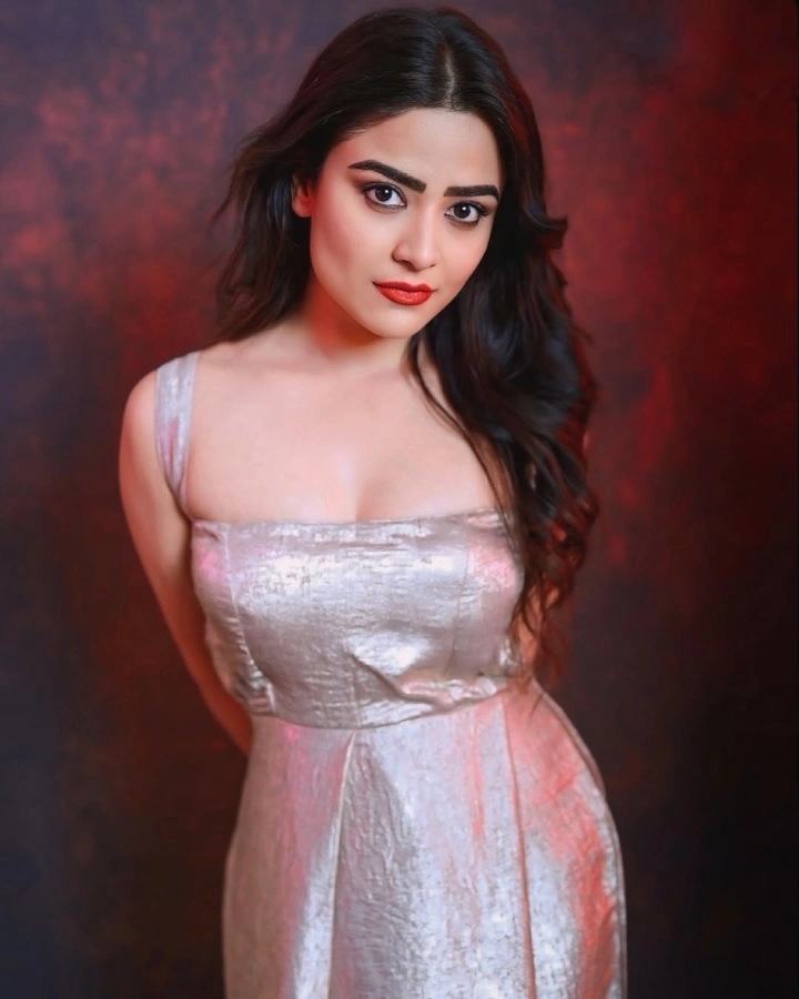 Priyanka Sharma's Gorgeous Cleavage