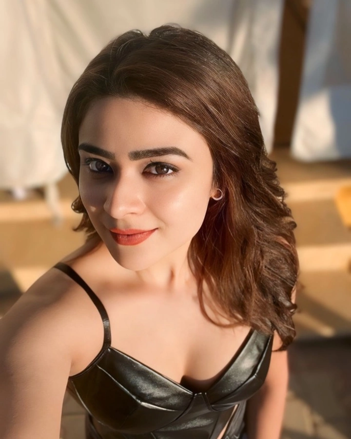 Priyanka Sharma's Hottest Cleavage ever