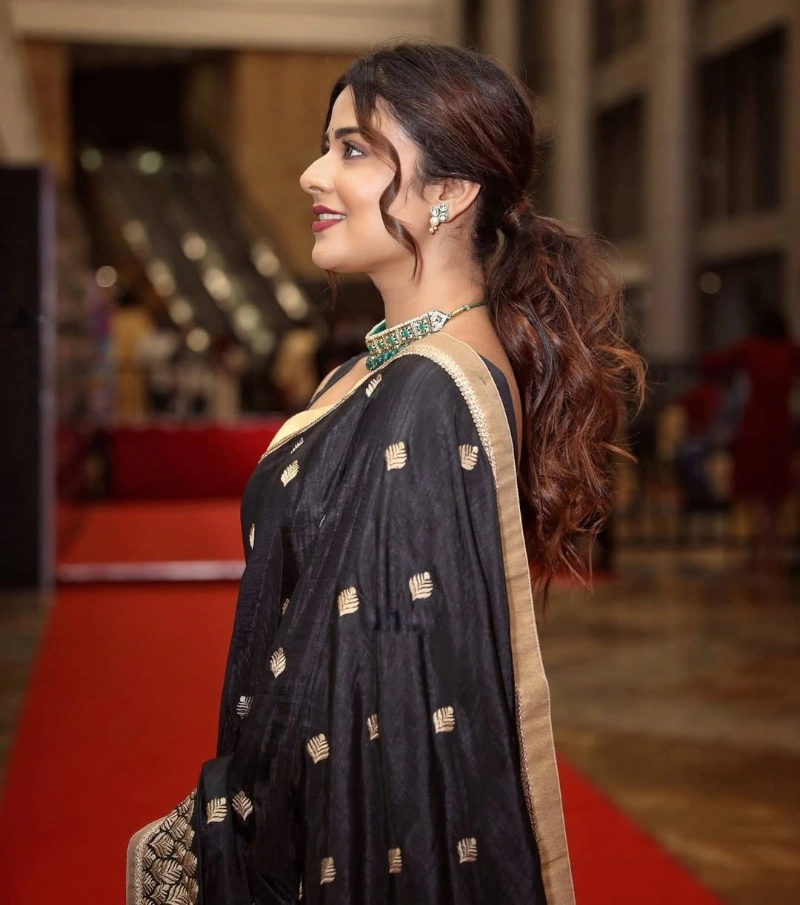 Priyanka Sharma's Prettiest Looks in Black Saree