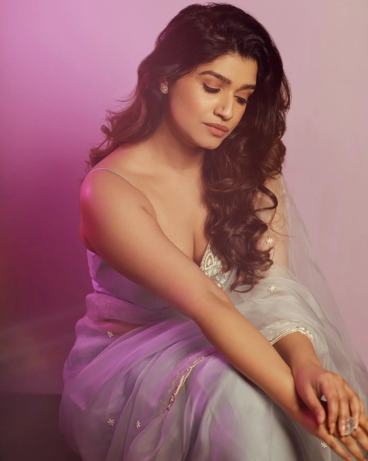 Rasika Sunil in an Extremely Lovely Maharashtrian Look