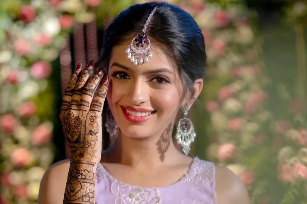 Roomani Khare Cute Image